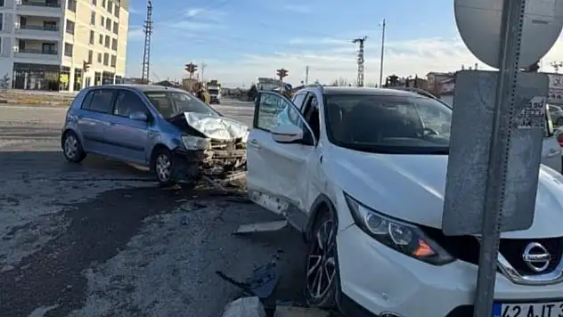 Konya'da iki araç çarpıştı: 3 yaralı