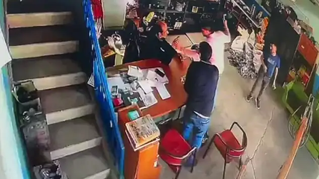 Konya'da iki esnafın kavgasında çekiçli saldırı kamerada