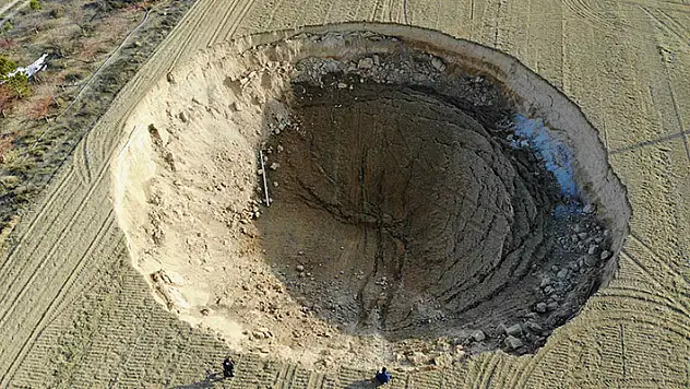 Konya'da iki fay arasında 37 metre çapında obruk oluştu