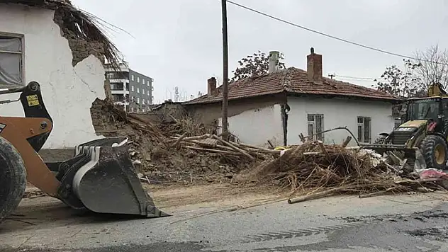 Konya'da iki katlı ev çöktü! Polis, itfaiye, AFAD, belediye ve UMKE ekipleri sevk edildi