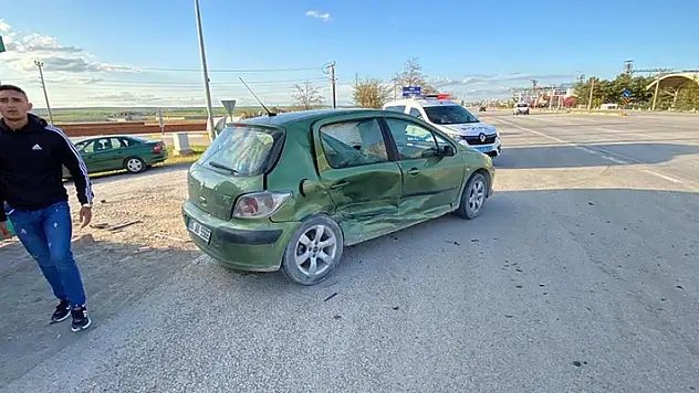 Konya'da iki otomobil çarpıştı! 3 kişi yaralandı
