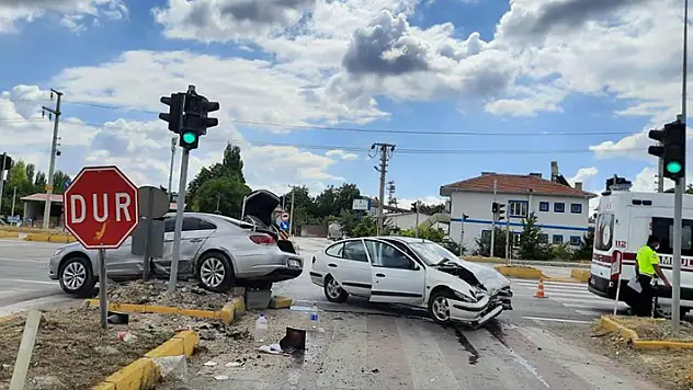 Konya'da iki otomobil çarpıştı: 3 kişi yaralandı
