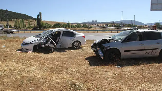 Konya'da iki otomobil çarpıştı: Yaralanan 3 kişi tedavi altına alındı
