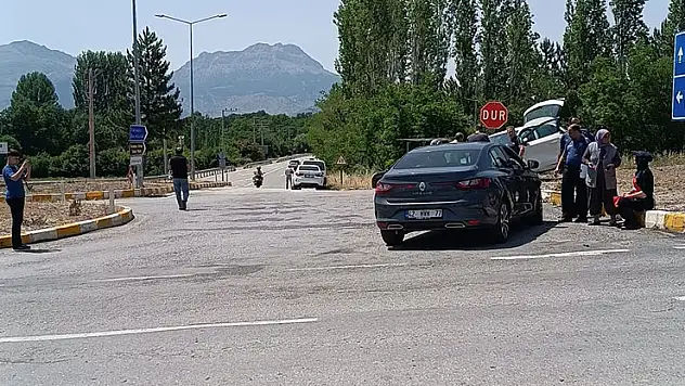 Konya'da iki otomobilin çarpıştığı kazada 5 kişi yaralandı