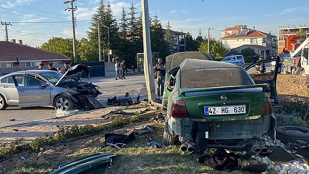 Konya'da iki otomobilin çarpıştığı kazada 4 kişi yaralandı
