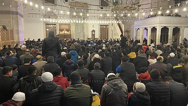 Konya'da ilk teravih namazında camiler doldu
