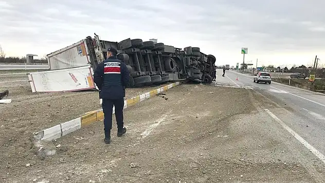 Konya'da iplik yüklü tır devrildi: 1 yaralı