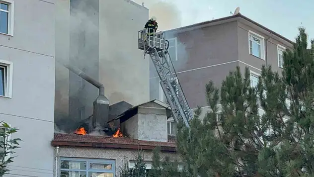 Konya'da iş hanının çatısında yangın paniği