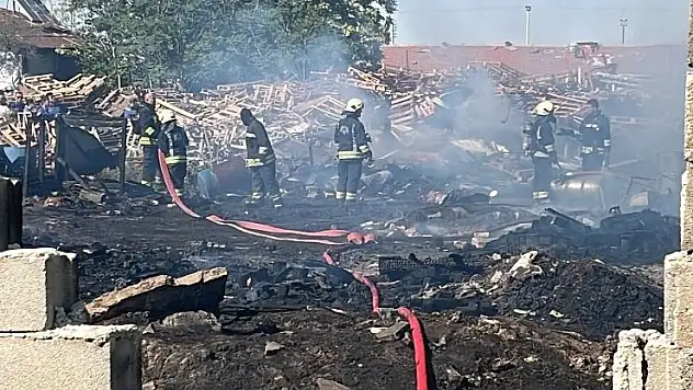 Konya'da iş yerinde çıkan yangın bahçedeki tahta paletlere sıçradı