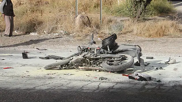 Konya'da işçi servisi ile motosikletin çarpıştığı kazada 2 kişi yaralandı