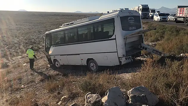 Konya'da işçi servisi ile otomobil çarpıştı: 10 yaralı
