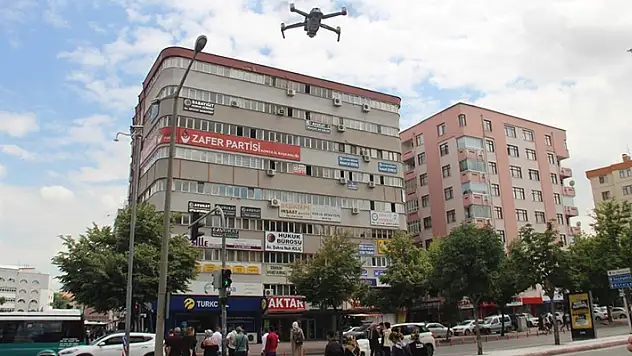 Konya'da ışık ihlali yapan yayalar havadan drone ile denetlendi
