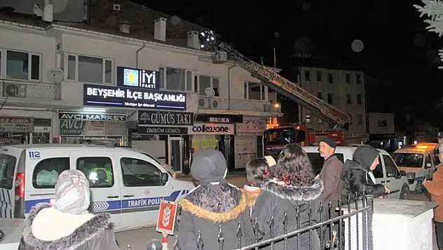 Konya'da itfaiye ekiplerinin çatıda mahsur kalan kediyle imtihanı
