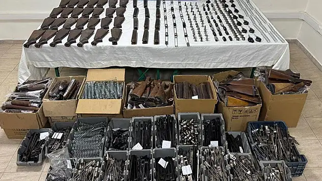 Konya'da jandarma ekipleri çok sayıda tabanca ve tüfek parçaları ele geçirdi
