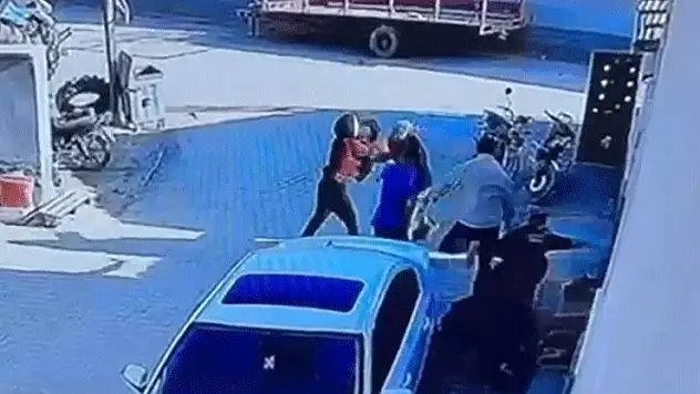 Konya'da kadınlar arasında saç baş sokak kavgası: O anlar kamerada