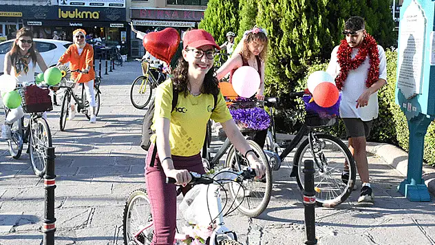 Konya'da kadınlar, Dünya Otomobilsiz Kentler Günü'ne dikkati çekmek için pedal çevirdi