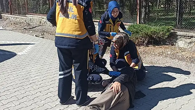 Konya'da kaldırıma çarpan motosiklet devrildi: 2 yaralı
