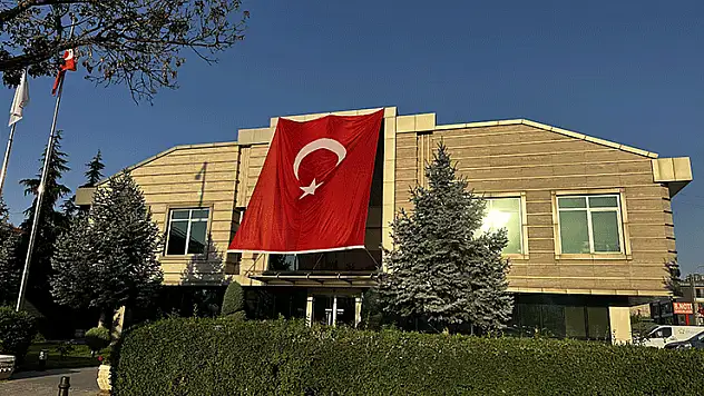 Konya'da kamu binalarına 'Terörsüz Türkiye'ye destek için Türk bayrakları asıldı
