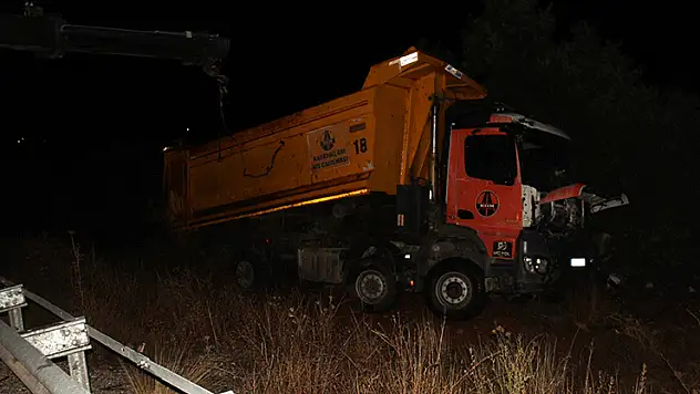 Konya'da kamyon bariyerlere çarpıp şarampole devrildi: 2 ölü, 1 yaralı