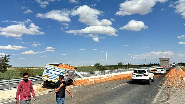 Konya'da kamyon ile tır çarpıştı: 3 yaralı
