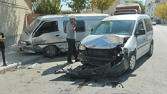 Konya'da kamyonet ile hafif ticari araç çarpıştı: 2 yaralı
