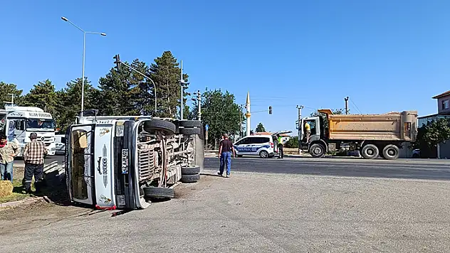 Konya'da kamyonet ile kamyon çarpıştı: 3 yaralı
