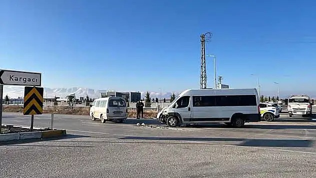 Konya'da kamyonet ile okul servis minibüsü çarpıştı: 5 yaralı
