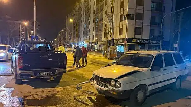 Konya'da kamyonet ile otomobil çarpıştı: 1 yaralı