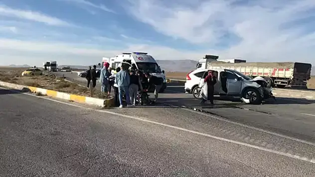 Konya'da kamyonet ile otomobil çarpıştı: 3'ü çocuk 7 yaralı