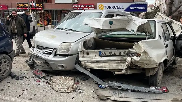Konya'da kamyonet kırmızı ışıkta bekleyen araçlara daldı: 2 yaralı