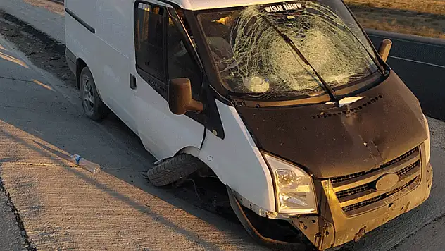 Konya'da kamyonet refüje çarptı: 2 yaralı