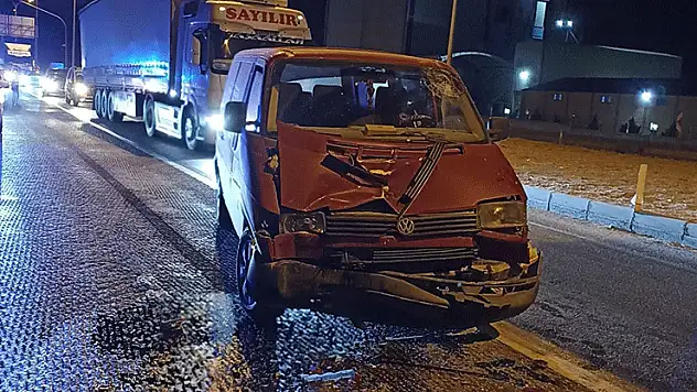 Konya'da kamyonet tıra çarptı: 1 yaralı