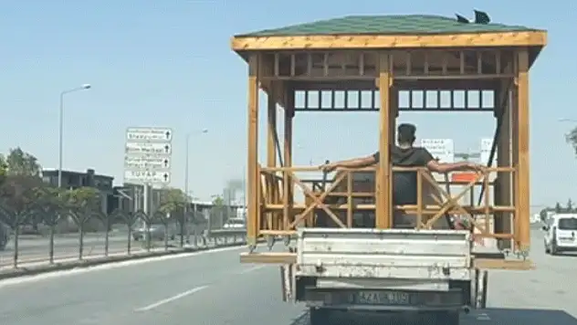 Konya'da kamyonet üstünde kamelyada oturan vatandaş ilgi çekti