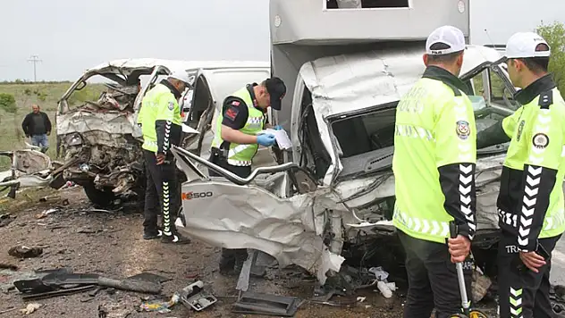 Konya'da kamyonetle minibüs çarpıştı: 2 ölü, 3 yaralı
