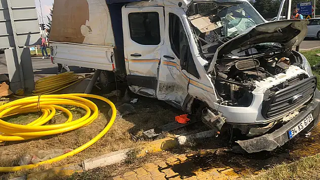 Konya'da kamyonetle tır çarpıştı: 2 yaralı
