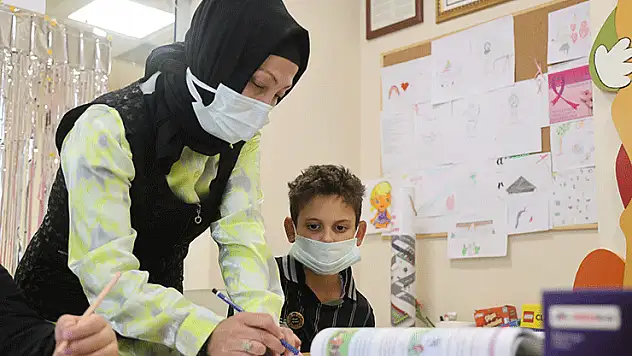 Konya'da kanseri yenen Hatice öğretmen hastanede minik kalplere umut oluyor