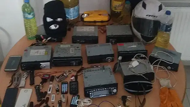 Konyada kar maskeli oto teybi hırsızları yakalandı