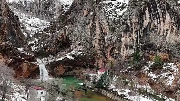 Konya'da karla kaplanan şelalenin nefes kesen görüntüsü