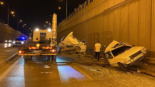 Konya'da karşı şeride geçen otomobil 2 araca çarptı: 6 yaralı