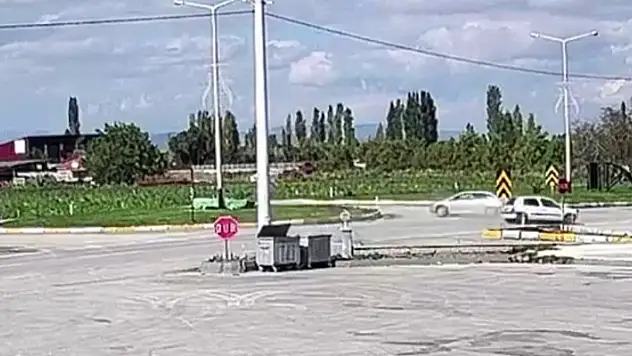 Konya'da kavşakta iki aracın çarpıştığı kazada 3 kişi yaralandı
