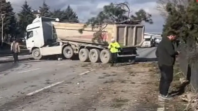 Konya'da kaza: Tır ağaçları biçip karşı şeride savruldu