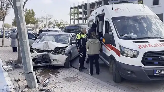 Konya'da kaza yapan sürücü telefonda 'ben ne yapacağım' dedi, şok geçirdi