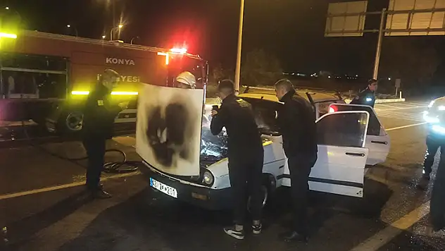 Konya'da kırmızı ışıkta bekleyen otomobilde yangın çıktı