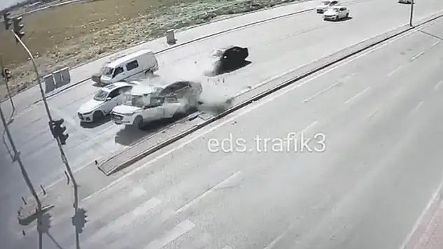 Konya'da kırmızı ışıkta duran otomobile arkadan son sürat çarptı