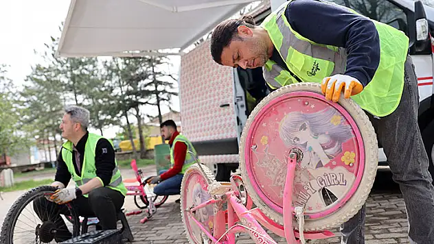 Konya'da, kırsal bölgelerde çocukların bisikletini belediye personeli tamir ediyor