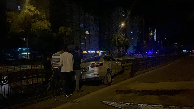 Konya'da kontrolden çıkan araç tramvay yoluna girdi: Sürücü aracı bırakıp kaçtı
