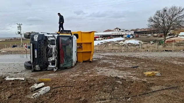 Konya'da kontrolden çıkan kamyon devrildi: 2 yaralı