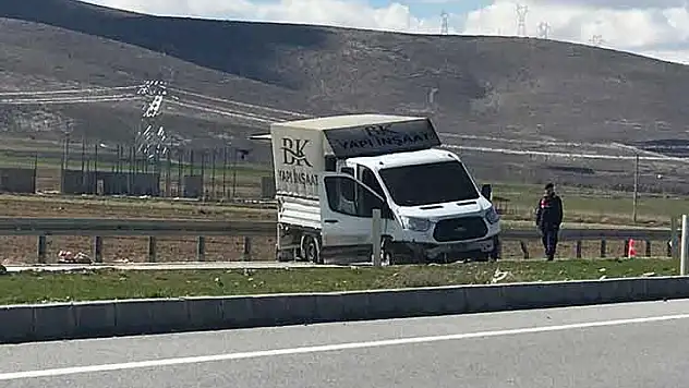 Konya'da kontrolden çıkan kamyonet bariyerlere çarptı: 1 yaralı
