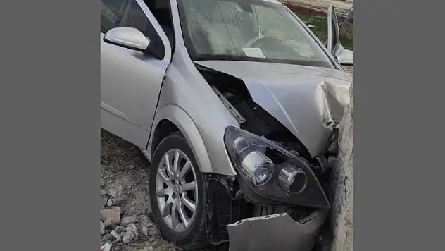 Konya'da kontrolden çıkan otomobil avlu duvarına çarptı: 4 yaralı