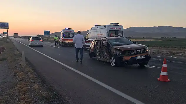 Konya'da kontrolden çıkan otomobil karşı şeride geçti: 4 yaralı